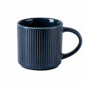 Mug 350 ml en céramique bleu nuit à relief vertical avec anse